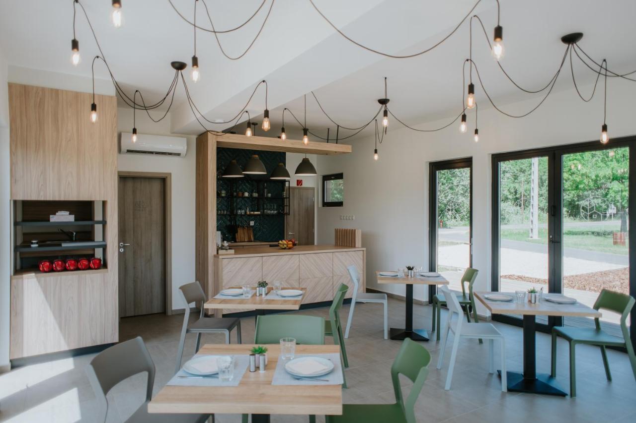 Orosháza Gyopar Lodge - Gyoparosfuerdo מראה חיצוני תמונה